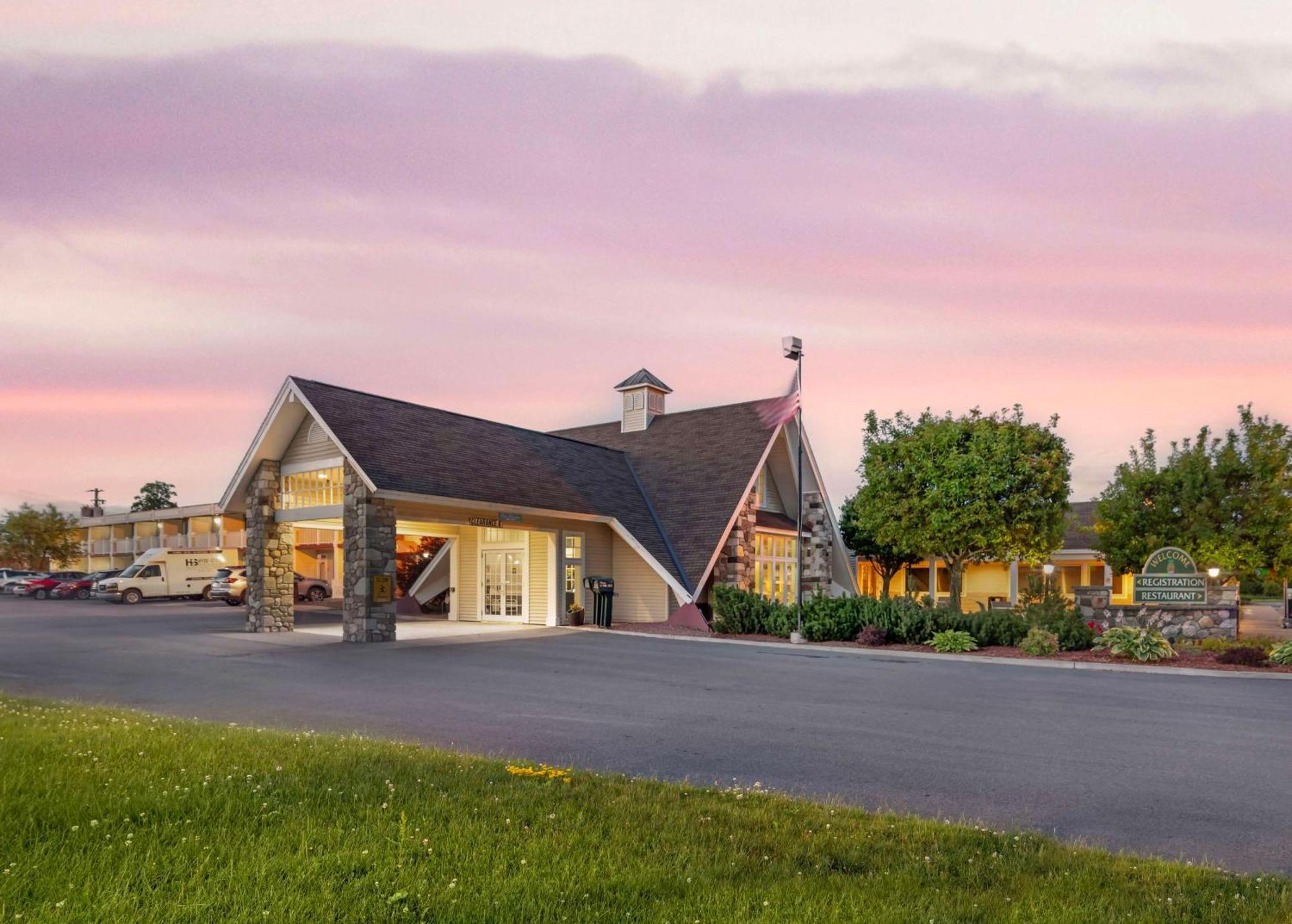 Best Western Plus Plattsburgh Exteriör bild